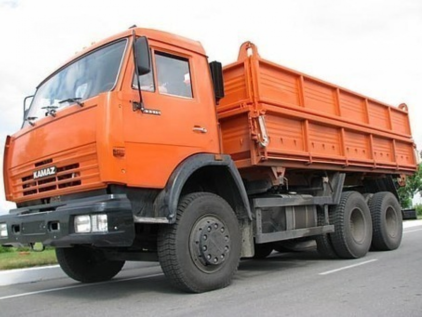 В Воронеже мужчины вытащили из «Камаза» два аккумулятора