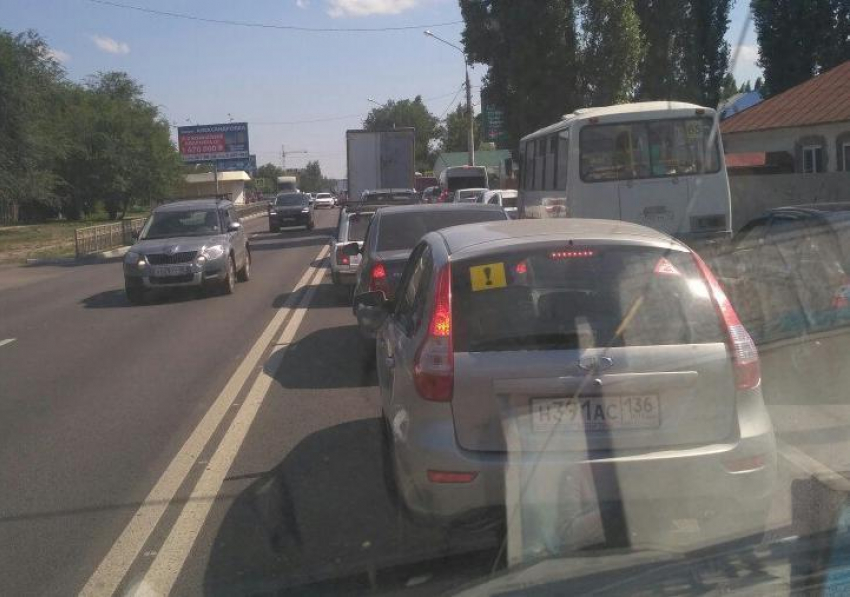 Громадная пробка в Воронеже вынуждает водителей проводить в ней по несколько часов