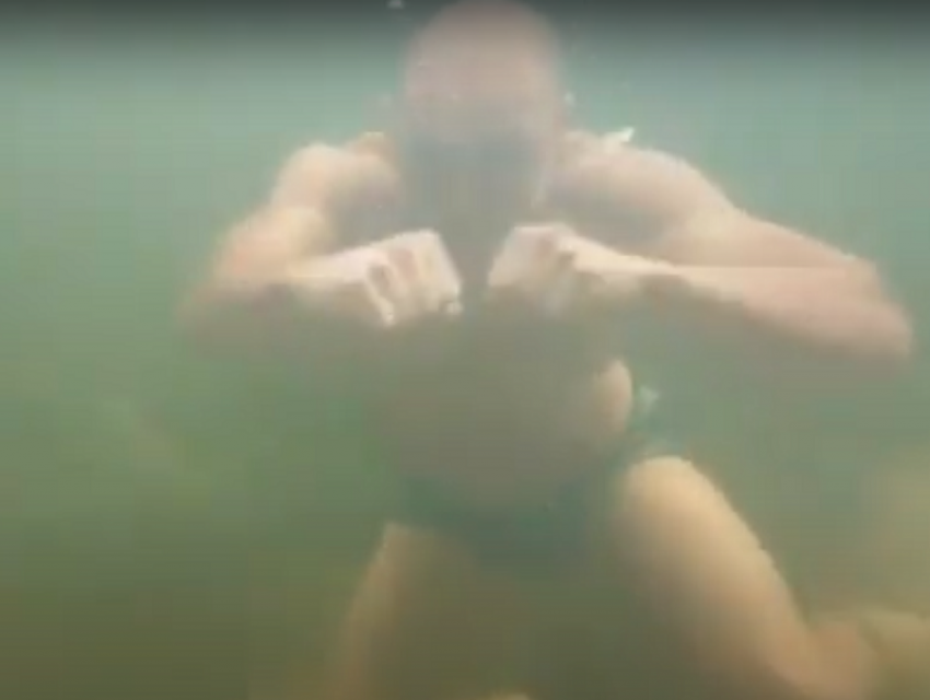 Отработку ударов под водой показал мускулистый аквамен из Воронежа 
