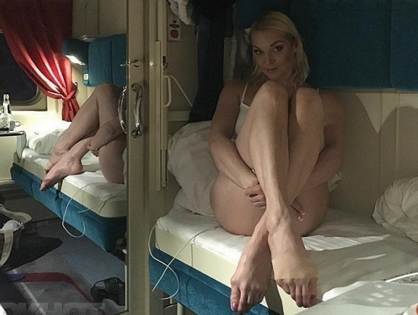Голая в электричке (57 фото) - Порно фото голых девушек