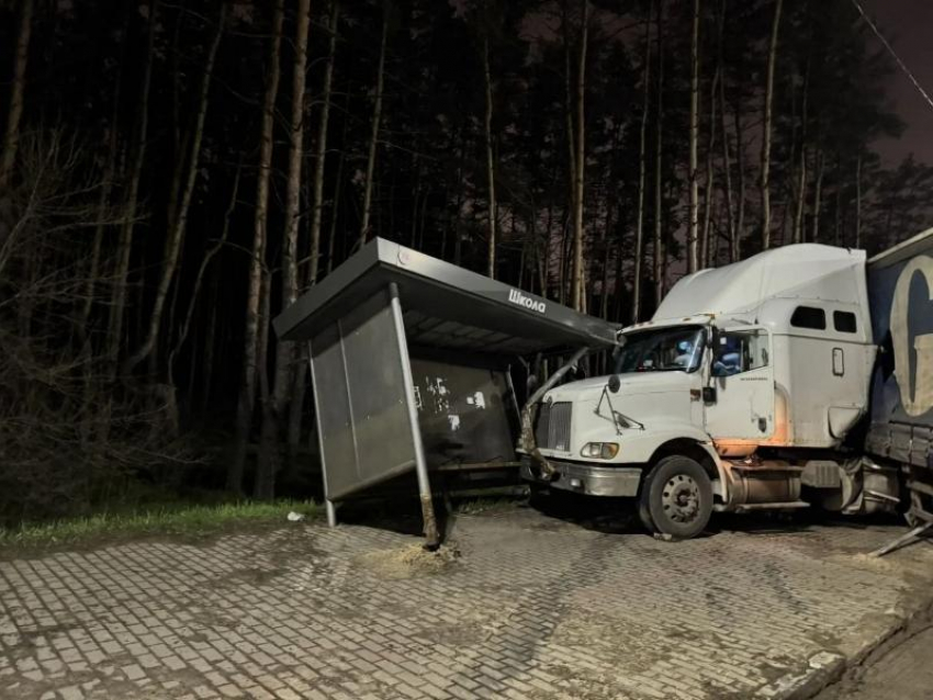 Последствия столкновения грузовика с остановкой показали на фото в Воронеже