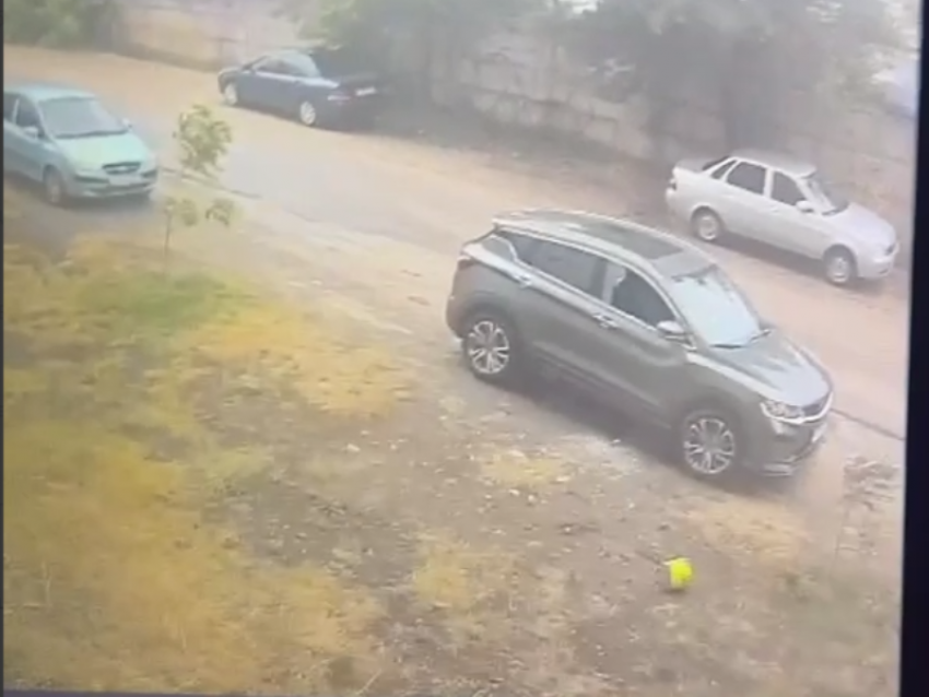 Внезапная атака с высоты повредила окно автомобиля в Воронеже