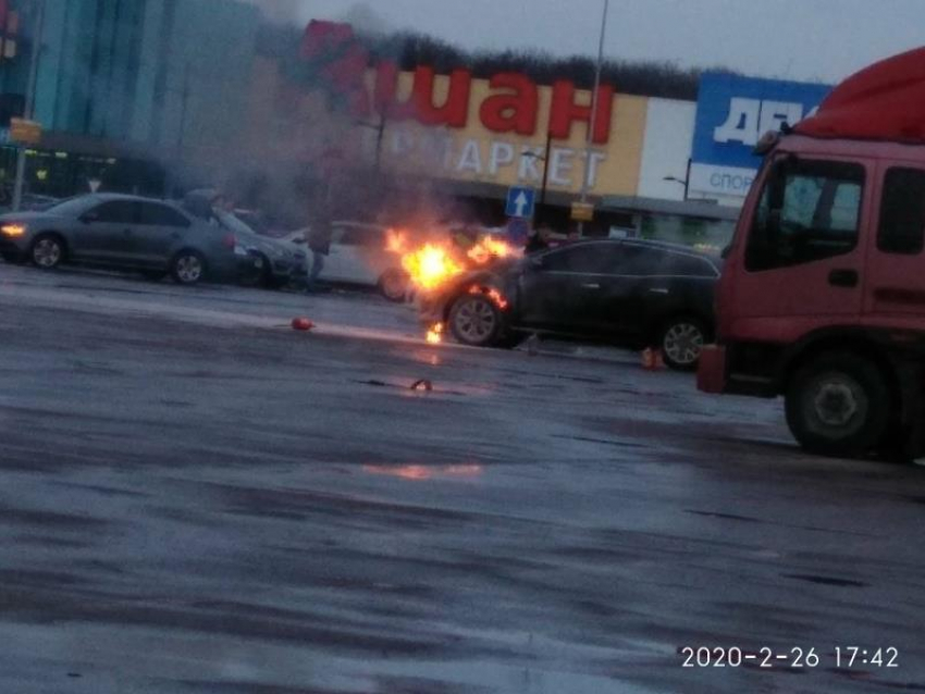 На парковке у воронежского ТЦ загорелась Mazda