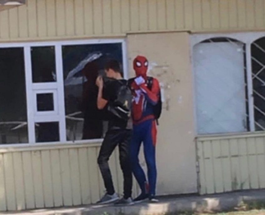 Потрепанного жизнью в Воронеже Человека-паука встретили на улице 