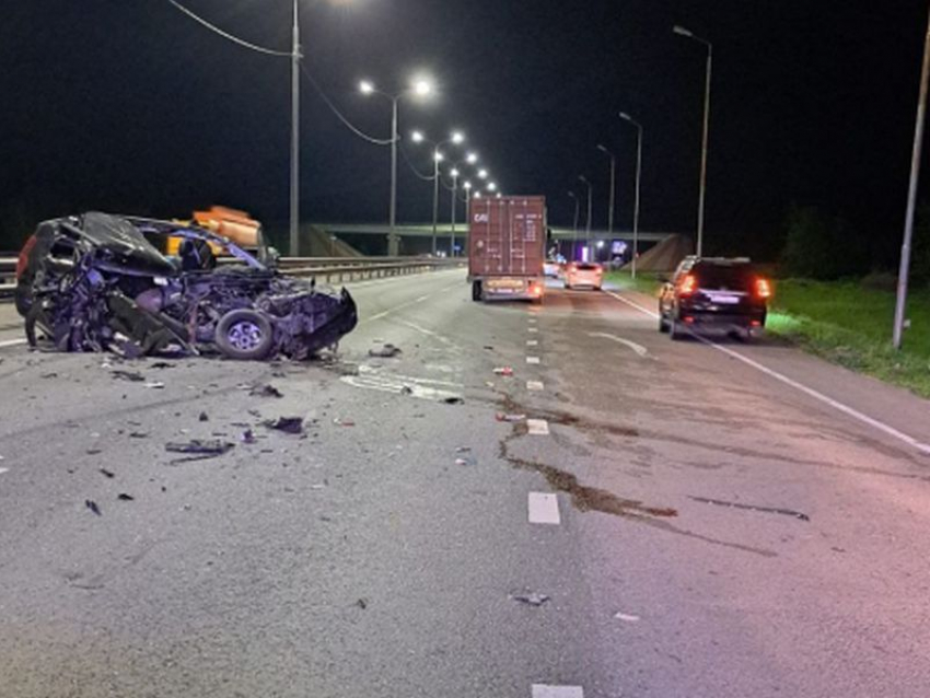 Два человека погибли в страшном ДТП с автопоездом в Воронежской области