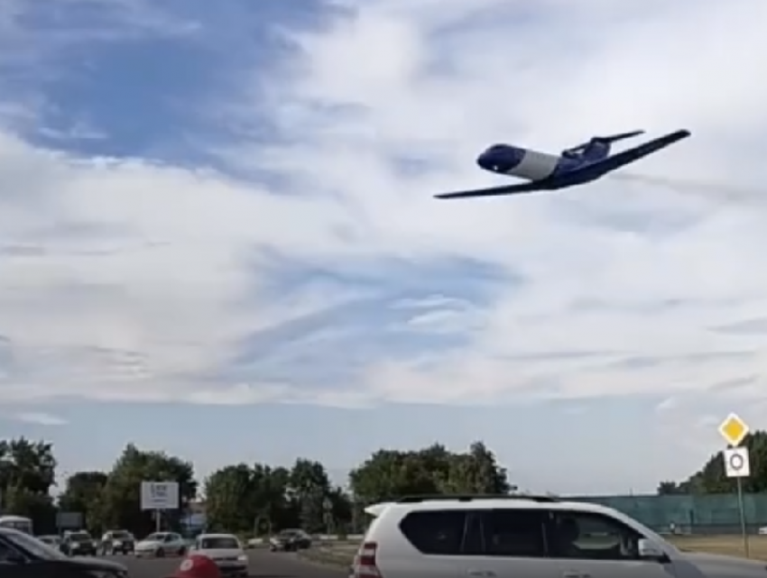 Летающая лаборатория эффектно промчалась в сотне метров над Воронежем