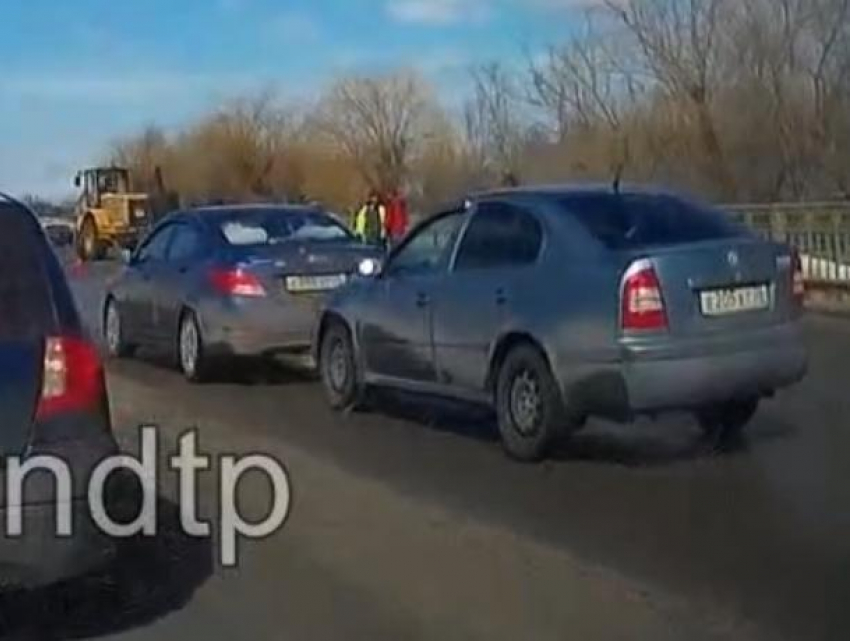 Момент «поцелуя» бамперов сняли на видео в Воронеже