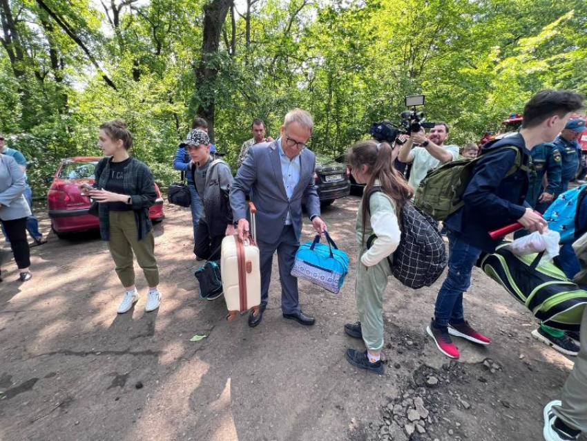 Фото дня: в Воронежской области встретили детей, вывезенных из-под белгородских обстрелов 