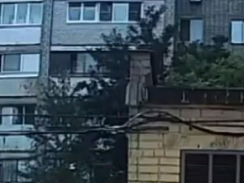 Выпавшая с шестого этажа дома на 9 Января девочка умерла в воронежской больнице 
