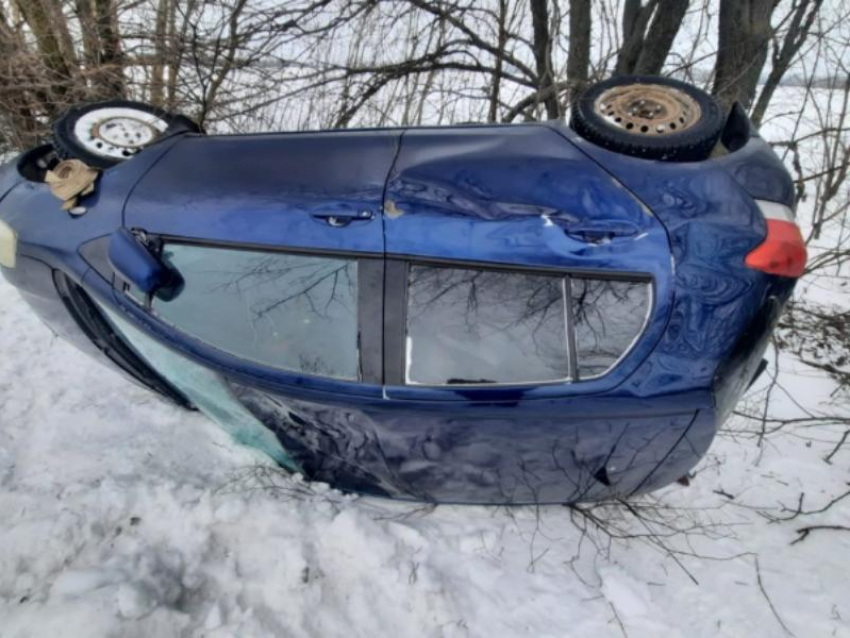  Женщина на Toyota перевернулась в Воронежской области 