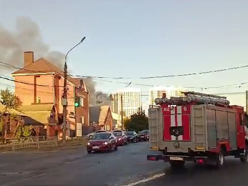 Мощнейший пожар объял целиком частный дом и попал на видео в Воронеже