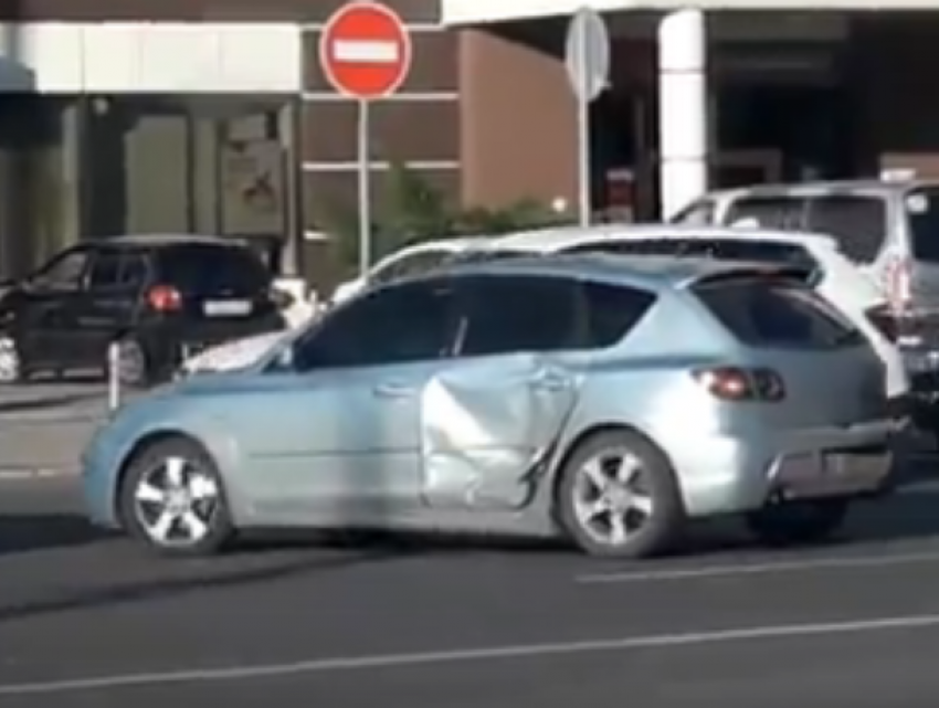 Хитрый маневр Mazda через «сплошную» в центре Воронежа попал на видео