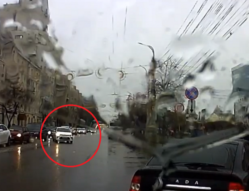 Дерзкий кульбит таксиста через двойную сплошную попал на видео в Воронеже 