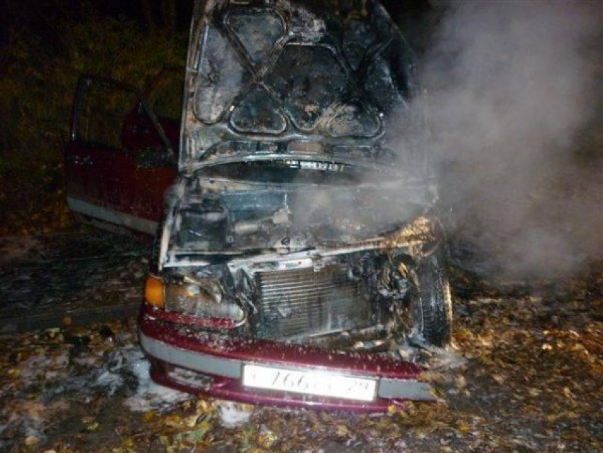В Воронеже ночью огонь спалил дотла автомобиль ВАЗ-2114