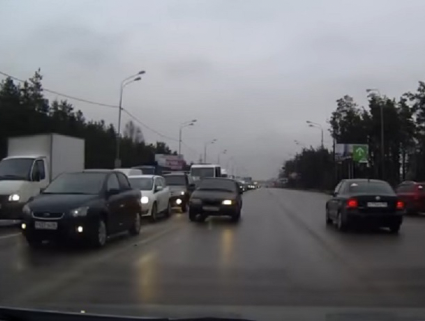 Беспредельная езда на встречный поток автомобилей в Воронеже попала на видео 