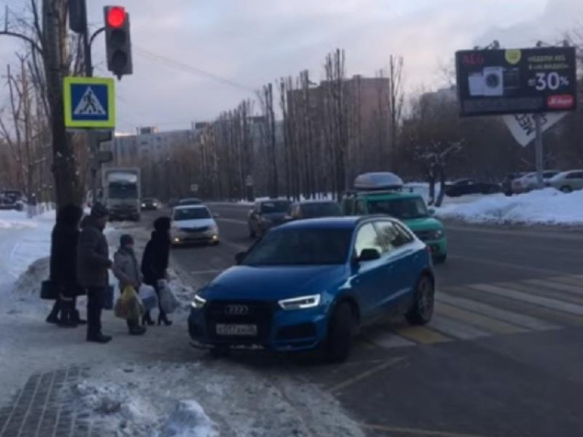 Женщину на Audi- Q3 настигла карма за нелепый разворот в Воронеже