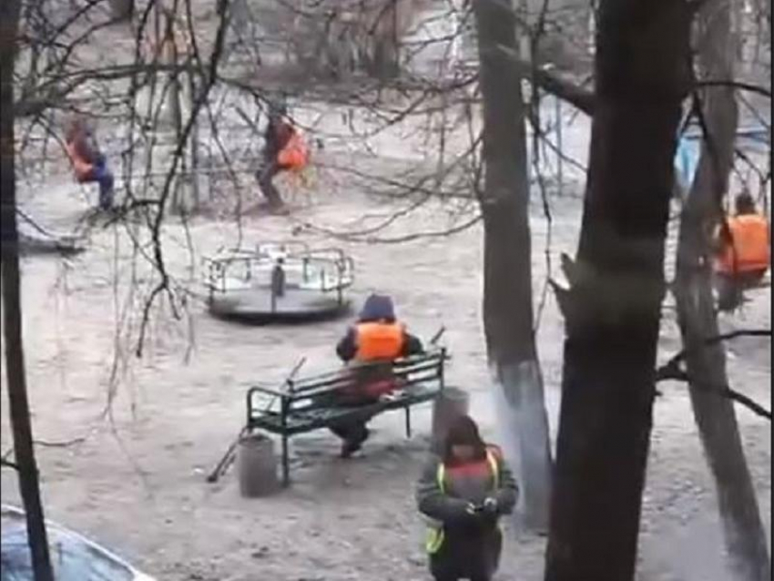 И пусть все аварии подождут: беззаботных коммунальщиков записали на видео в Воронеже