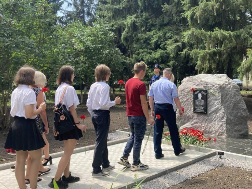 Памятный знак погибшему в СВО летчику установили в Воронежской области 