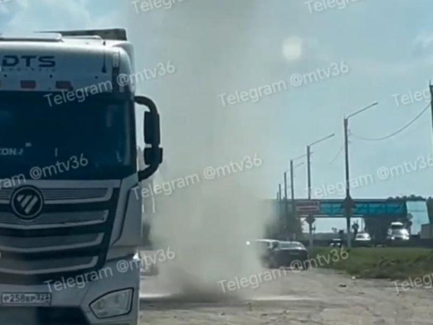 Мини-смерч обрушился на трассу М-4 «Дон» и попал на видео в Воронежской области