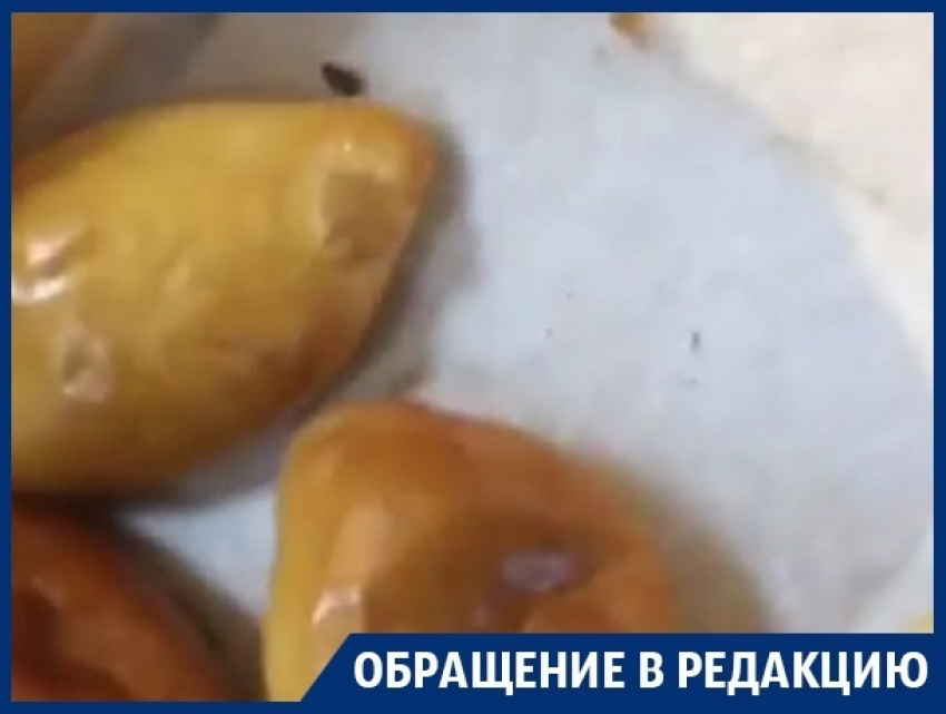 Бегающие по пирожкам в воронежской «Линии» тараканы попали на видео