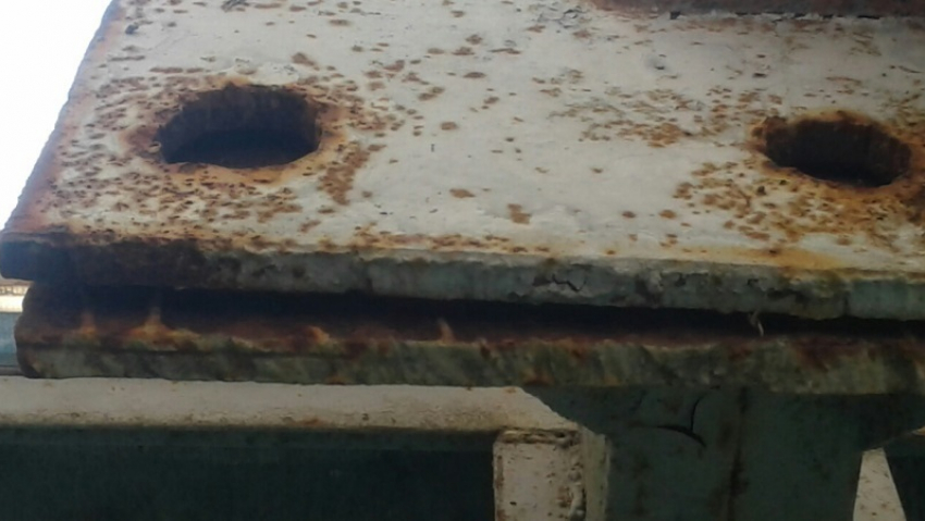 Опасный рекламный щит рядом с велодорожкой в «Олимпике» ужаснул воронежцев