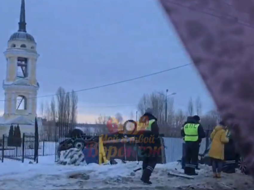 Опубликовано видео с места ДТП с перевернутой «Газелью» на Адмиралтейской площади в Воронеже 