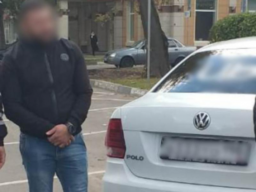 Водителя на арендованной машине такси поймали с 57 неоплаченными штрафами в Воронеже