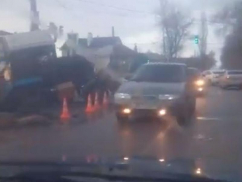 В Воронеже экскаватор эпично провалился под асфальт