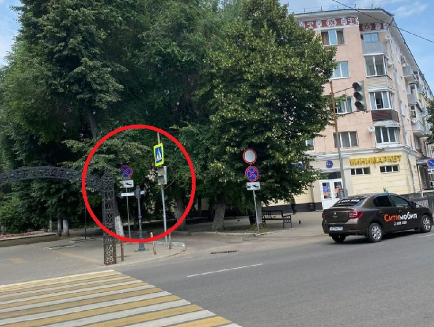 В центре Воронежа неделю не работает светофор 