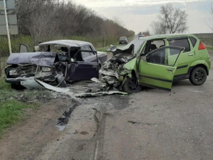 Последствия смертельного ДТП с двумя машинами показали на снимках в Воронежской области