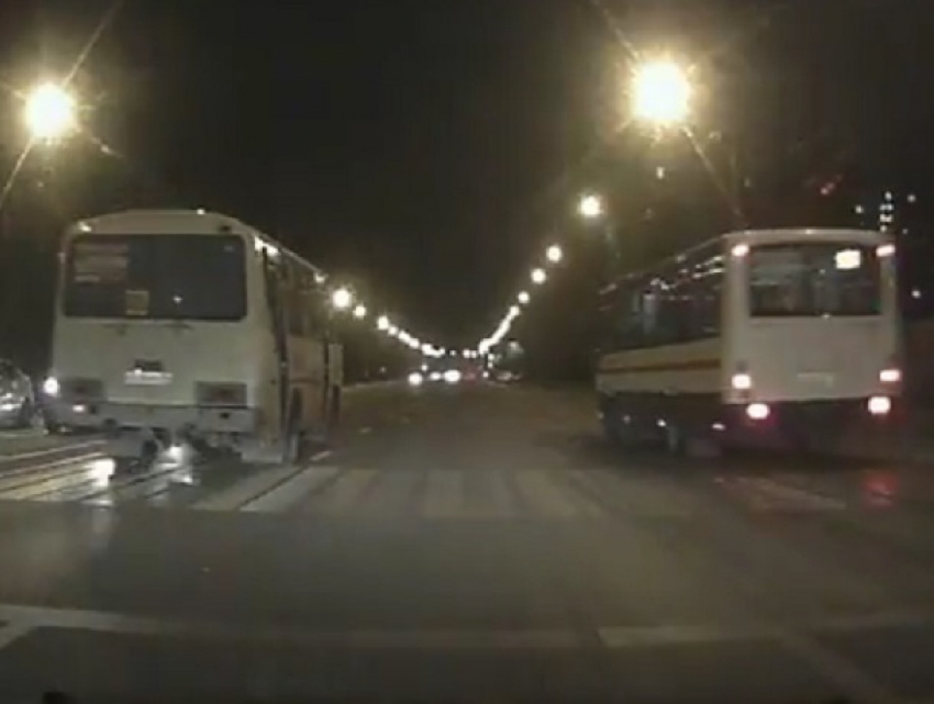 Ожесточенные гонки автобусов в Воронеже сняли на видео