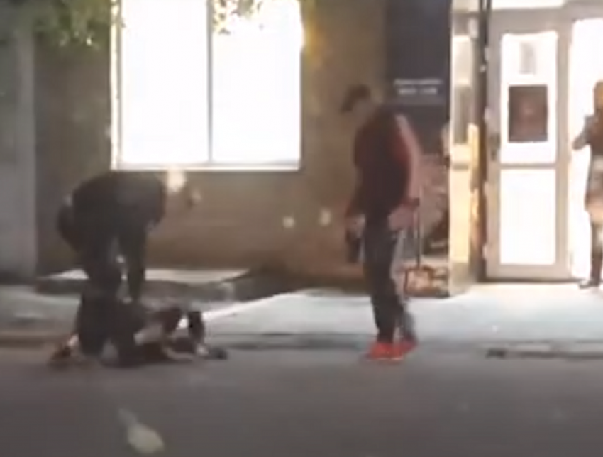 Нелепая потасовка мужчин на глазах у полицейского попала на видео в Воронежской области
