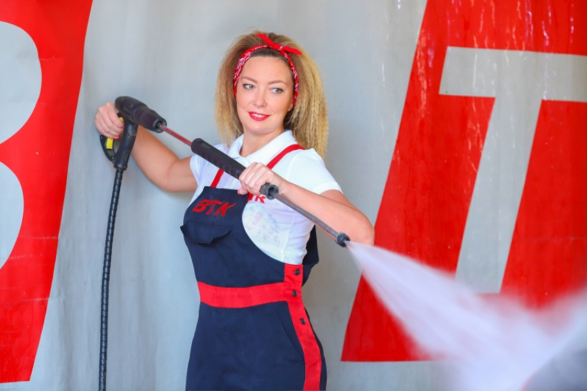 Ирина Давыдова показала, как нужно мыть автомобиль в конкурсе «Мисс Блокнот Воронеж-2018»