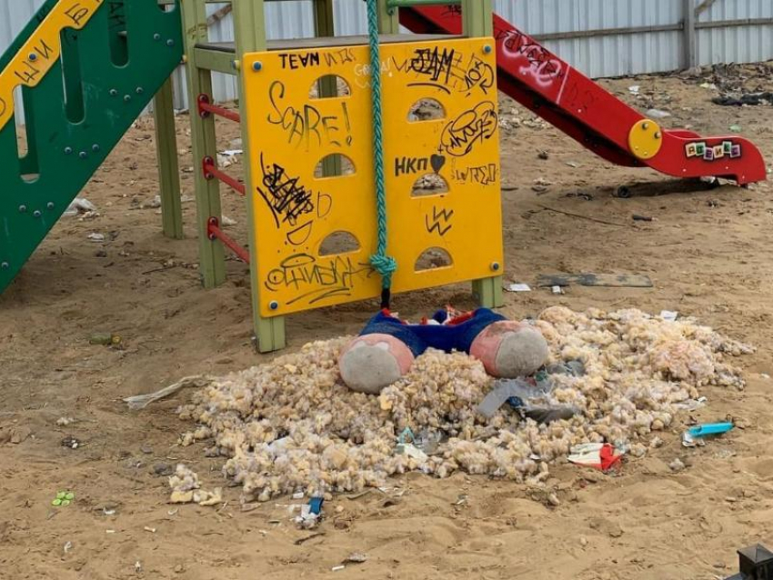 Детская площадка, заваленная мусором, привела в бешенство жительницу Воронежа