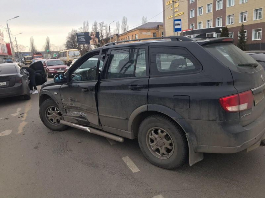 Несовершеннолетняя девушка пострадала при столкновении автомобилей под Воронежем