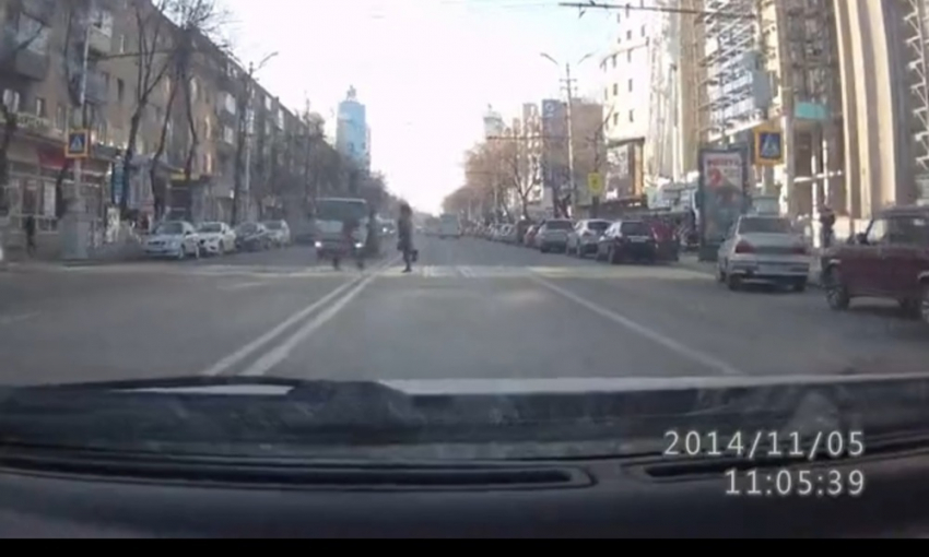 В Воронеже эвакуаторщик чуть не сбил человека на пешеходном переходе