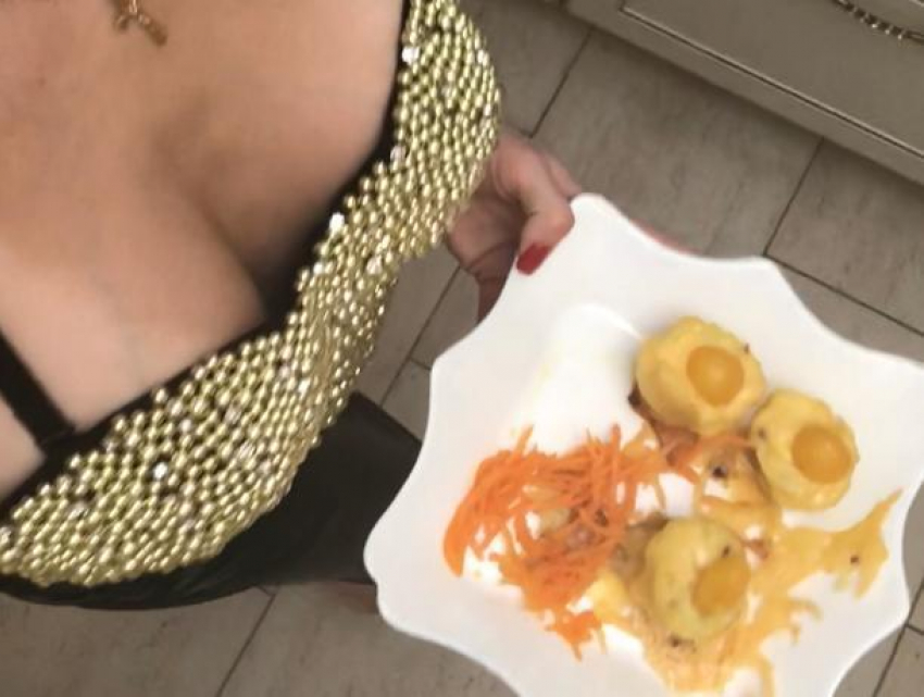 Воронежская блондинка грудью в стразах показала рецепт картошки