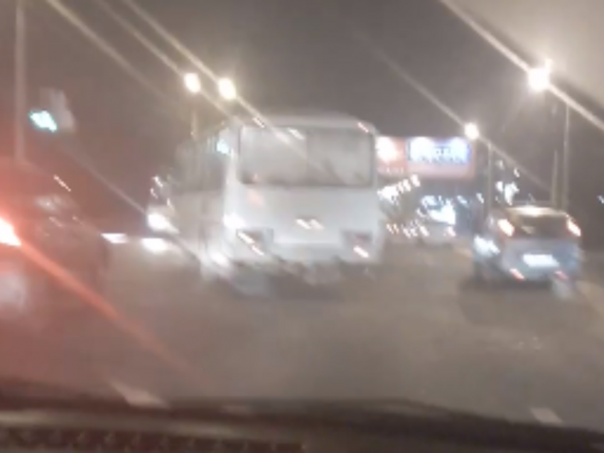 Лихой автобус с пассажирами рассорил воронежских водителей