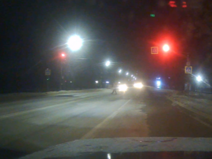 Опасный момент: дерзкий маневр устроил автомобилист в Воронеже  