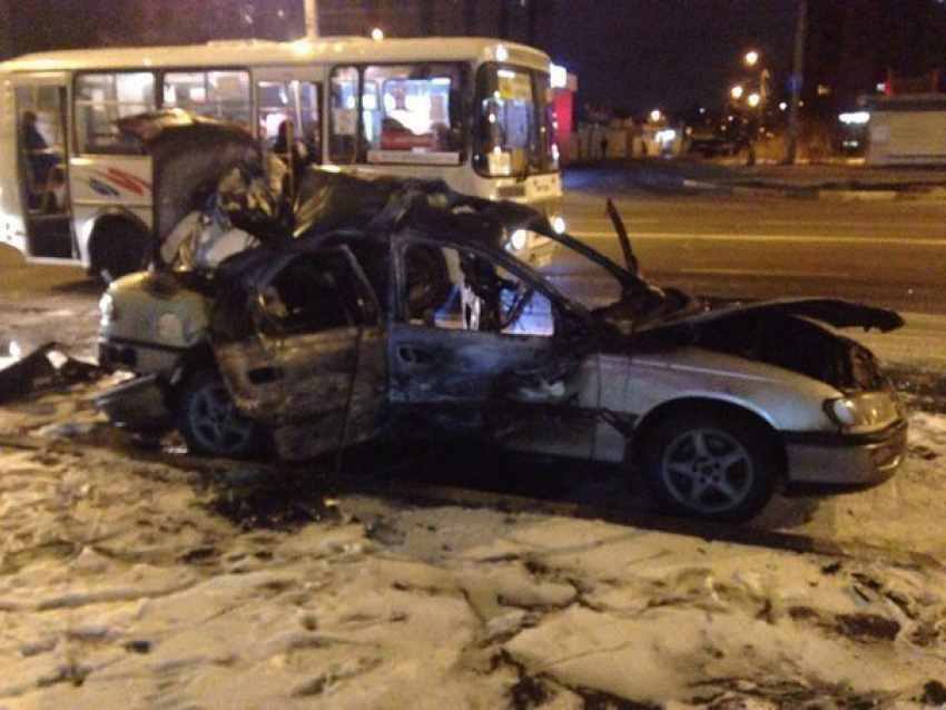В Воронеже ночью взорвалась иномарка и сгорело еще 2 авто 