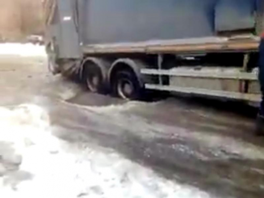 Вляпавшийся в воронежские дороги мусоровоз сняли на видео