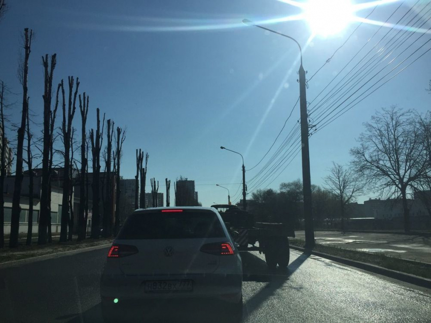 Утром рабочей субботы в Воронеже парализовало улицу 45-й Стрелковой дивизии