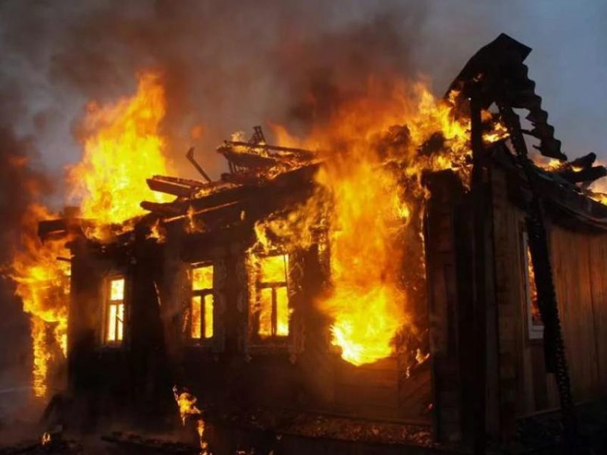 Пара пенсионеров сгорела в собственном доме под Воронежем