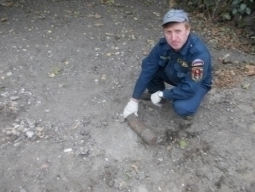 Прохожие нашли в лесу в Воронеже 105 мм артиллерийский снаряд