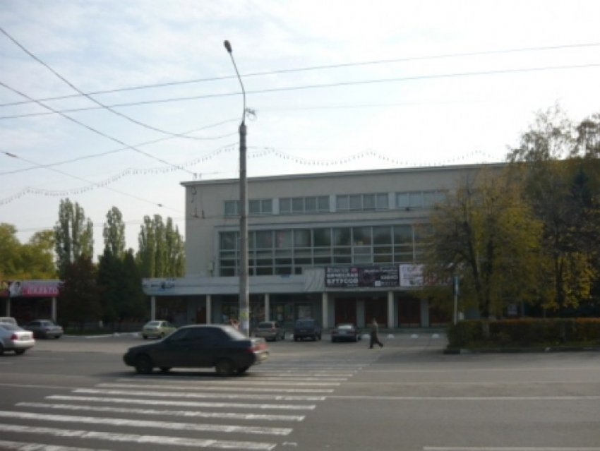 В Воронеже в ДК «50-летия Октября» пожарные проводят учения
