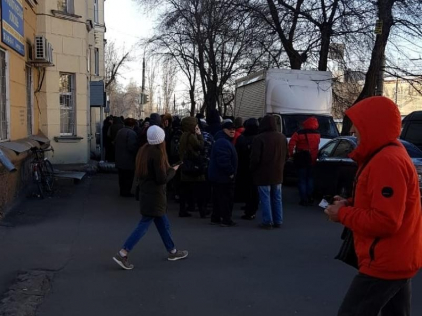 В очереди за справкой у наркодиспансера в Воронеже женщине стало плохо