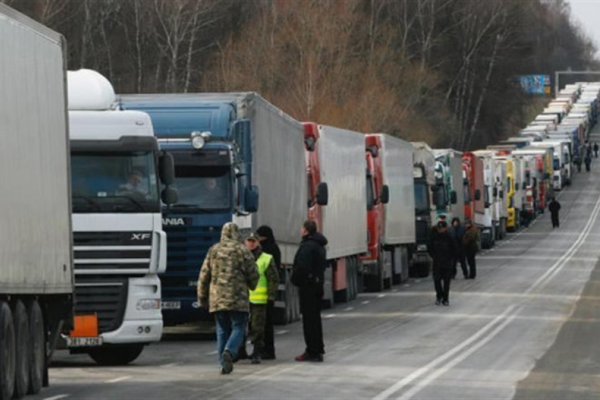 На трассах в Воронежской области ограничат движение фур