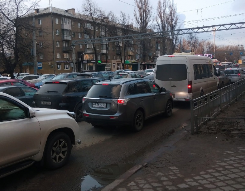 Девятибалльные пробки довели пассажиров до бешенства в Воронеже 
