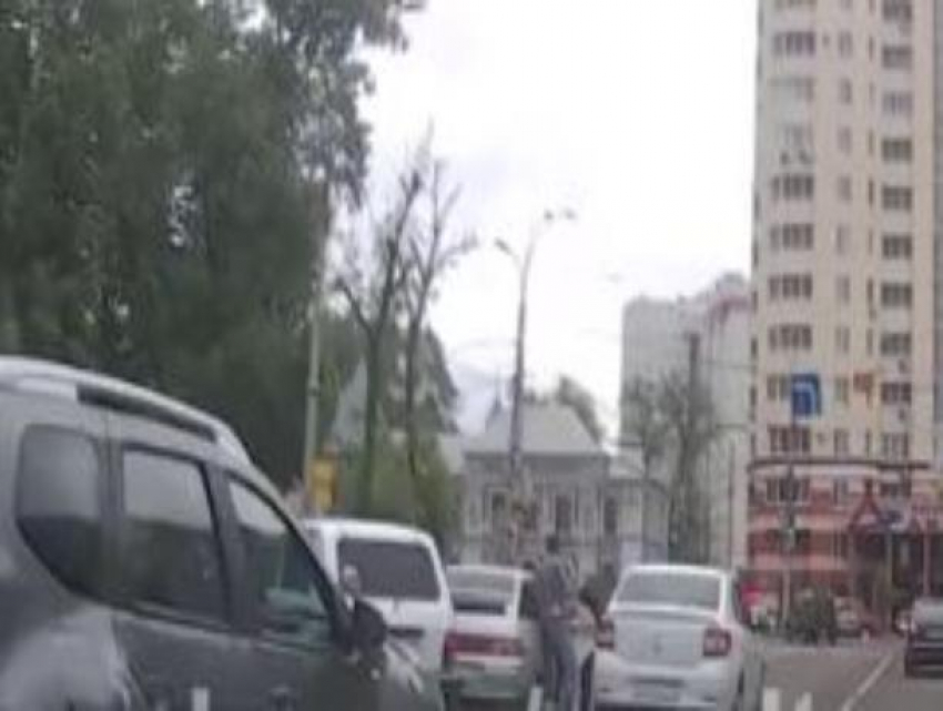 Воронежские водители устроили дорожную драку в центре города