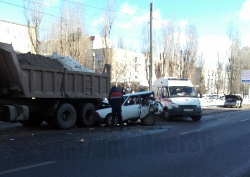 Фото аварии легковушки с КамАЗом в Воронеже опубликовали в Сети